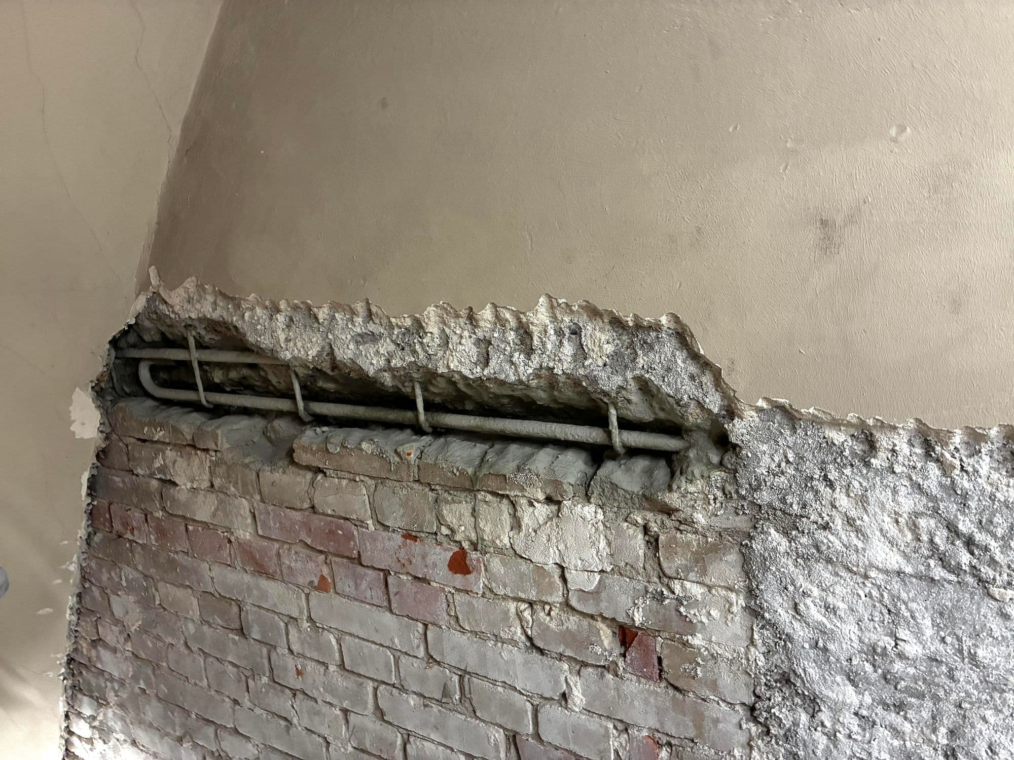 Freilegen der rostenden Bewehrungsstäbe